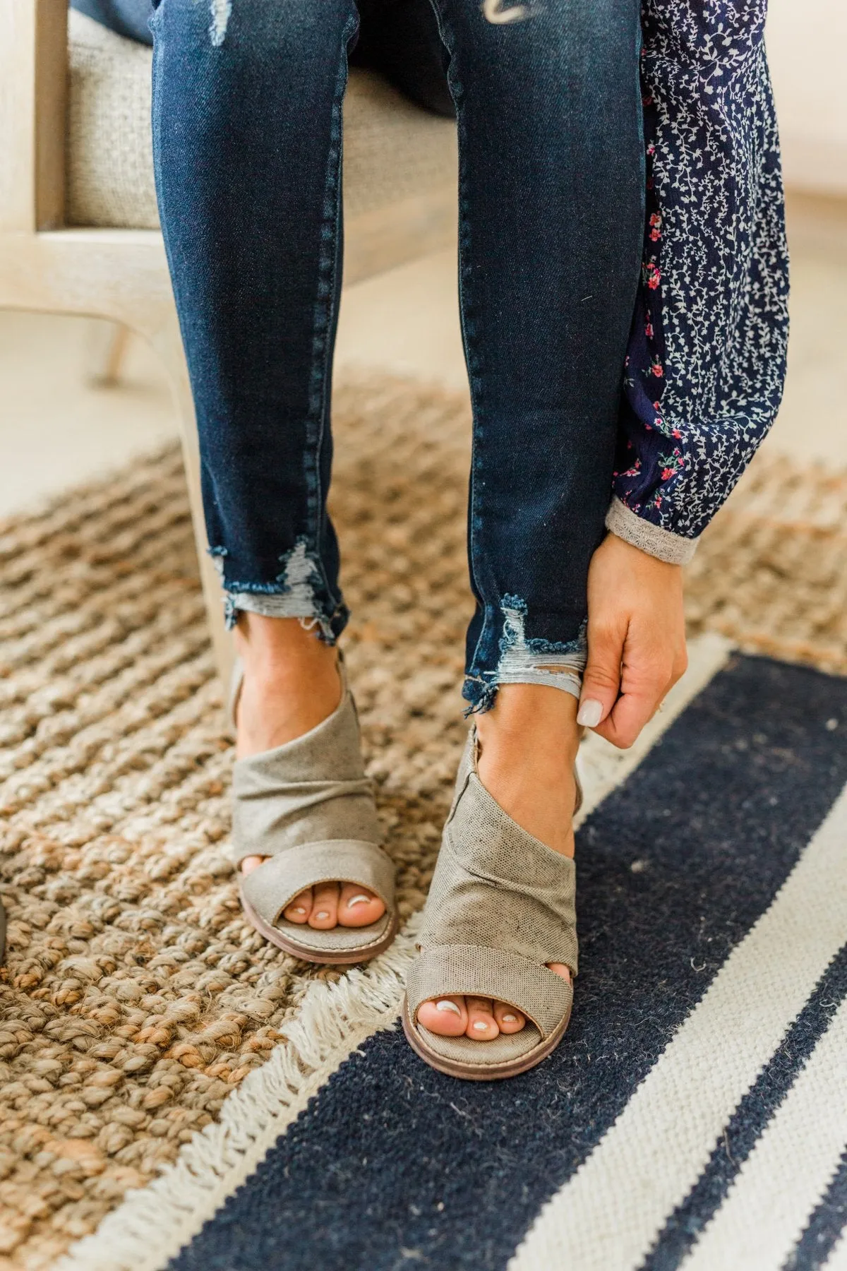 Very G Becca Wedges- Cream