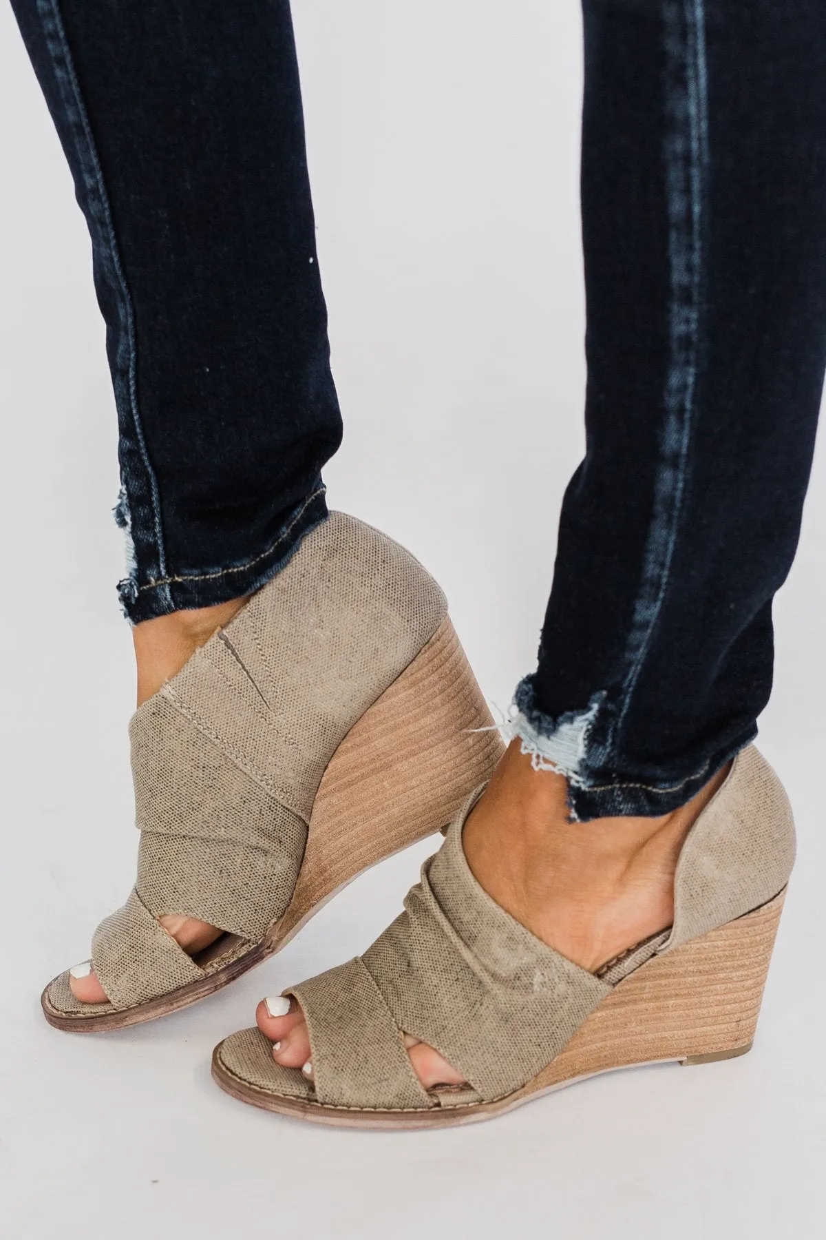 Very G Becca Wedges- Cream