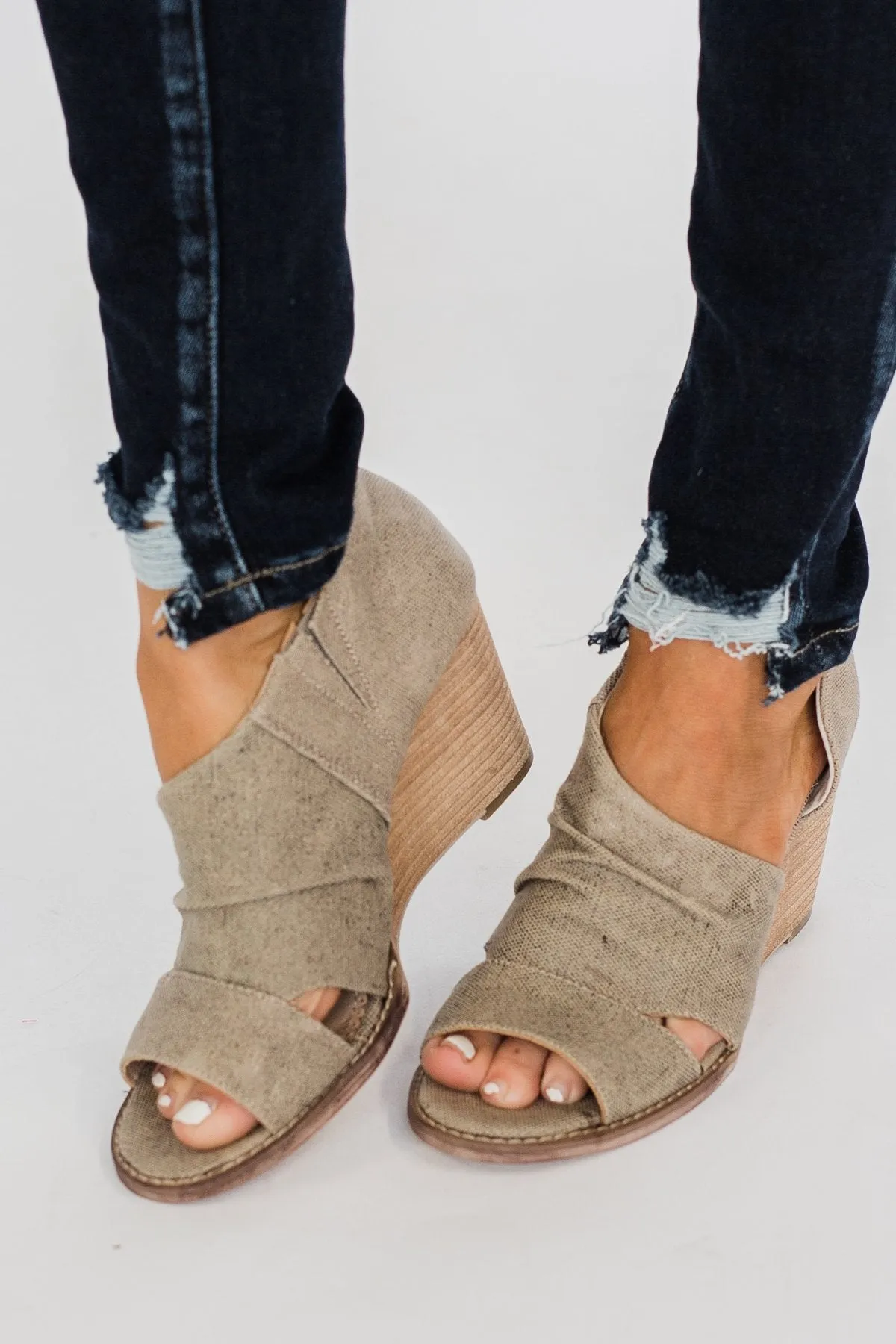 Very G Becca Wedges- Cream