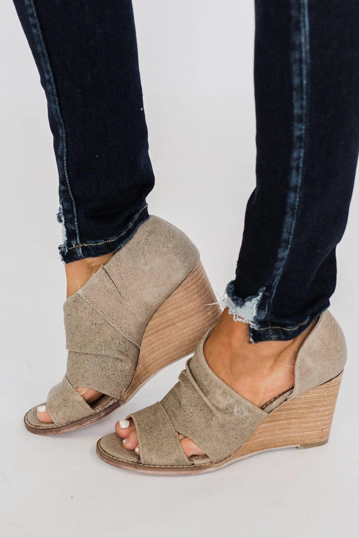 Very G Becca Wedges- Cream